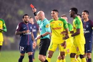 Sei mesi di sospensione per l’arbitro Chapron dopo il calcio di reazione a Diego Carlos item-thumbnail