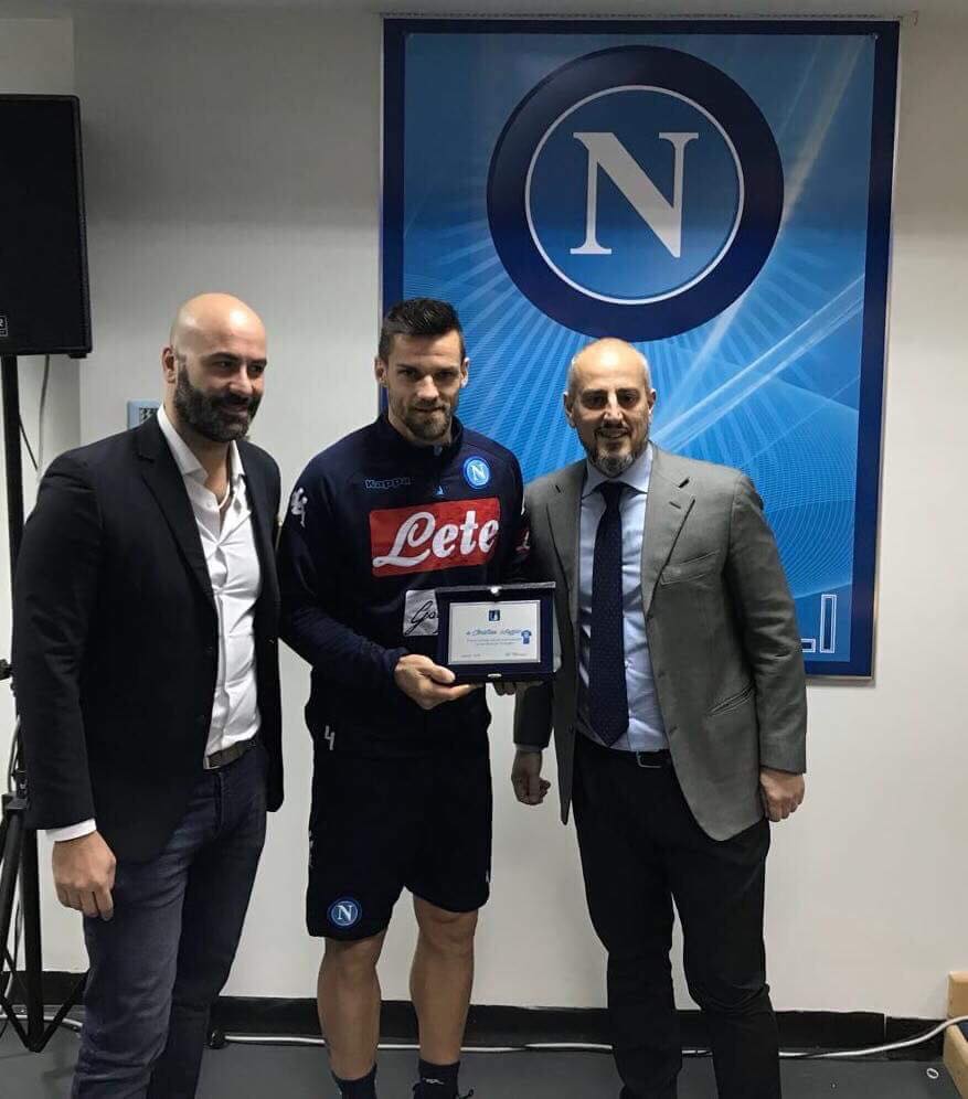 Gli Ultramici premiano Sarri e Maggio a Castel Volturno Gli Ultramici premiano Sarri e Maggio a Castel Volturno