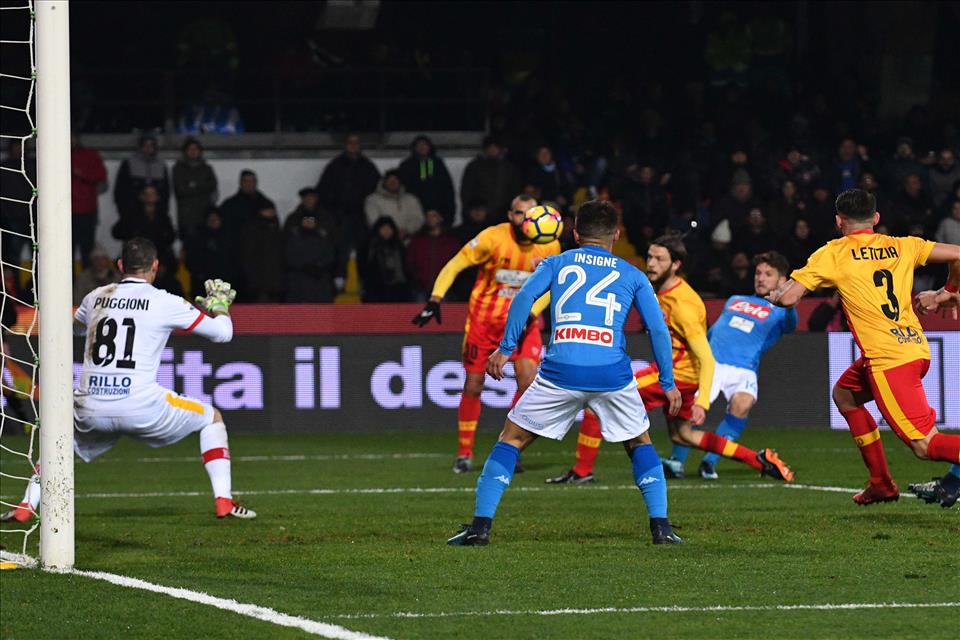 Il Napoli è la bellezza del gol di Mertens, ma non solo