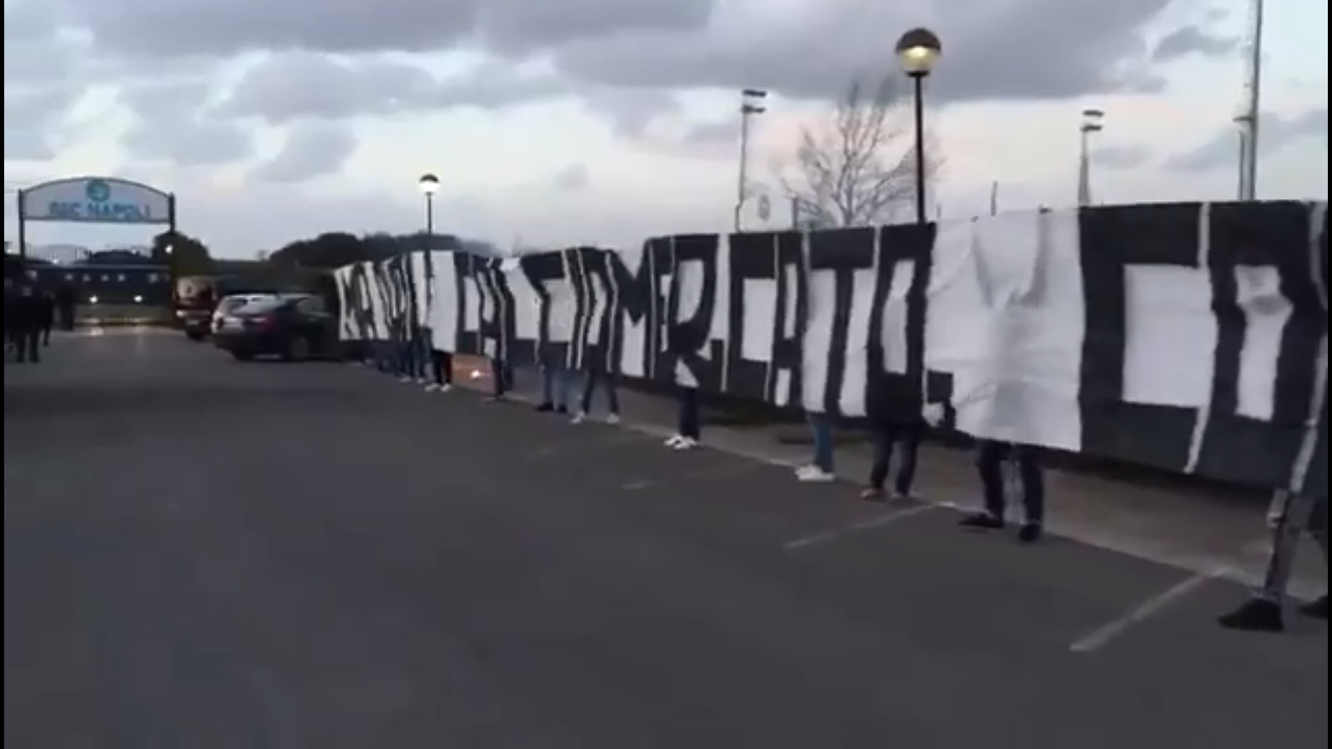 Napoli, gli ultras della Curva B a Castel Volturno: «Adl, compra gli arbitri!!»