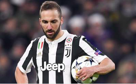 Higuain si fa male alla caviglia e lascia il derby. La Juve vince 1-0 (Alex Sandro)