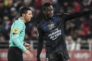 L’ammonizione ingiusta a Balotelli (bersagliato da cori razzisti) può portare l’arbitro in tribunale item-thumbnail