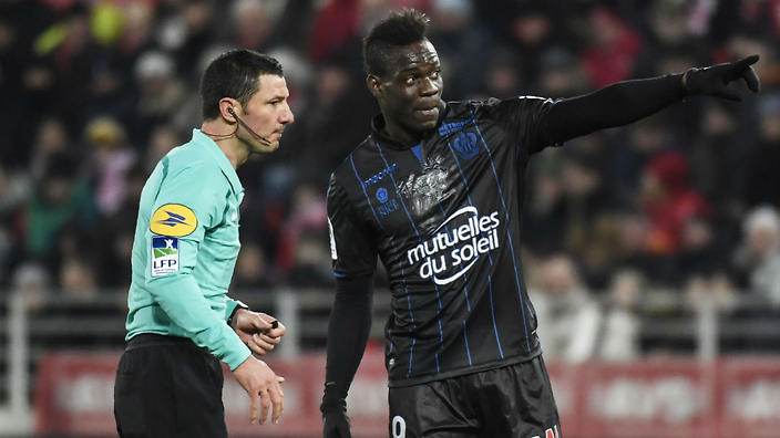 L’ammonizione ingiusta a Balotelli (bersagliato da cori razzisti) può portare l’arbitro in tribunale