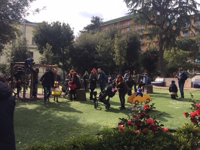 La polizia sgombera genitori e bambini dal parco Mascagna (Arenella)