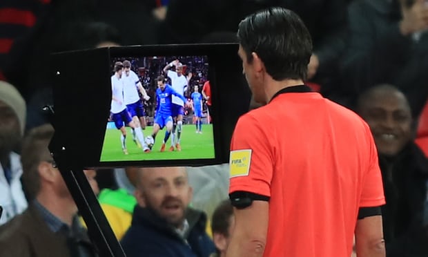 Incredibile Var in Bundesliga: review nell’intervallo, squadre richiamate in campo per un rigore