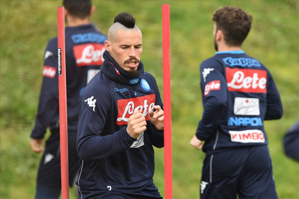 Napoli-Genoa, la squadra di Sarri stasera in ritiro a Castel Volturno Napoli-Genoa, la squadra di Sarri stasera in ritiro a Castel Volturno