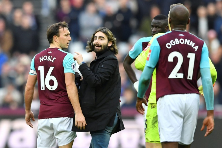 West Ham-Burnley, le invasioni di campo dei tifosi di casa e le proteste contro il club