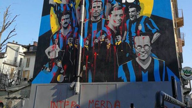 Lancio di sassi al “Viareggio”, murales-Inter imbrattato: il clima cordiale del calcio italiano Lancio di sassi al “Viareggio”, murales-Inter imbrattato: il clima cordiale del calcio italiano