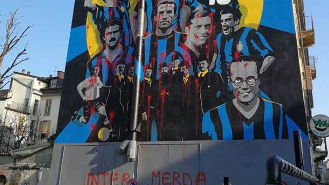 Lancio di sassi al “Viareggio”, murales-Inter imbrattato: il clima cordiale del calcio italiano