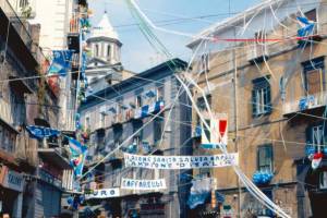 Tre giorni all’improvviso, le feste dal balcone per i grandi trionfi del Napoli item-thumbnail
