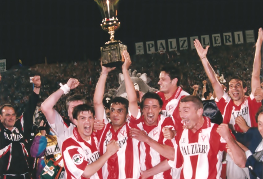 La Coppa Italia persa a Vicenza, poi il baratro: mi sono innamorato del Napoli nel momento peggiore La Coppa Italia persa a Vicenza, poi il baratro: mi sono innamorato del Napoli nel momento peggiore