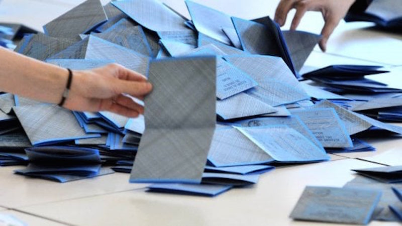 Noi italiani all’estero siamo senza patria anche perché votiamo un Paese che non c’è Noi italiani all’estero siamo senza patria anche perché votiamo un Paese che non c’è