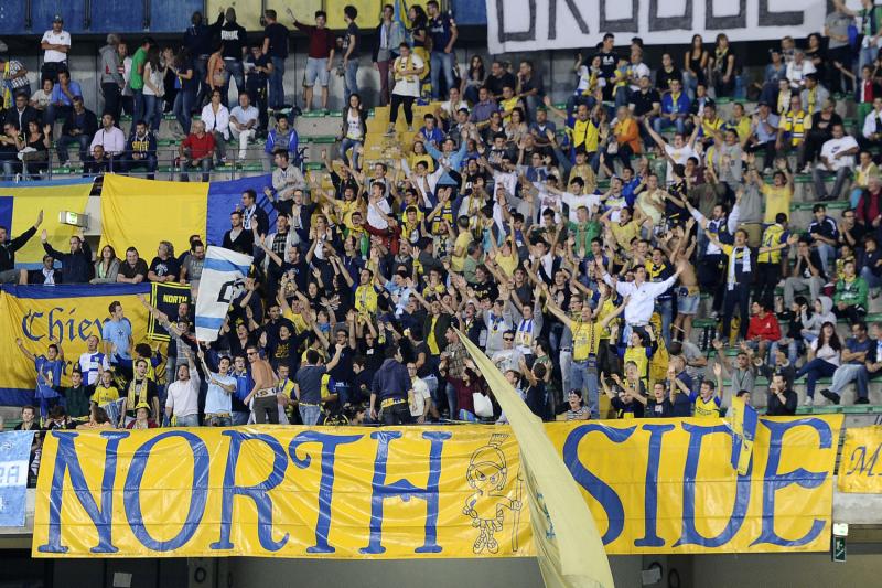 Torna il coro “Insensibile”: i tifosi del Chievo a Valeri dopo il gol assegnato all’Inter (col Var)