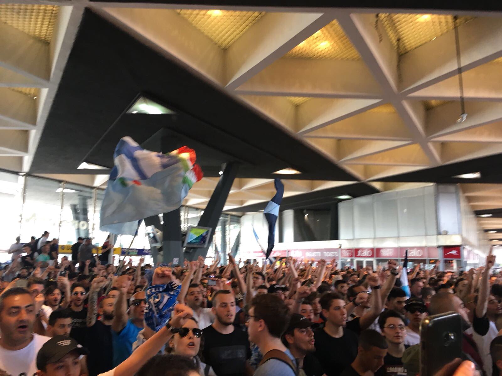 VIDEO – Almeno tremila tifosi in stazione, Napoli in partenza verso Firenze