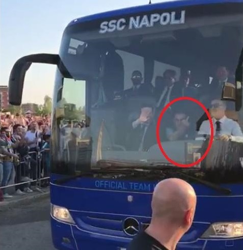 Juventus-Napoli, insulti al bus azzurro: Sarri risponde col dito medio Juventus-Napoli, insulti al bus azzurro: Sarri risponde col dito medio