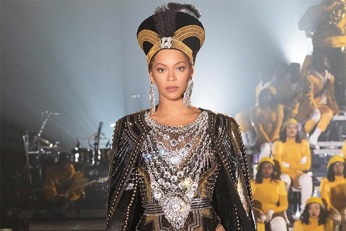Beyoncé, splendida Nefertiti al Coachella, ha spiegato al Sud come imporsi sul potere Beyoncé, splendida Nefertiti al Coachella, ha spiegato al Sud come imporsi sul potere