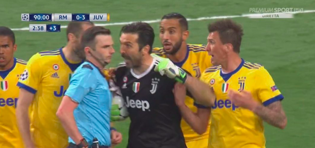 Lo sfogo di Buffon: «Arbitro con l’immondizia al posto del cuore, uno senza personalità» Lo sfogo di Buffon: «Arbitro con l’immondizia al posto del cuore, uno senza personalità»
