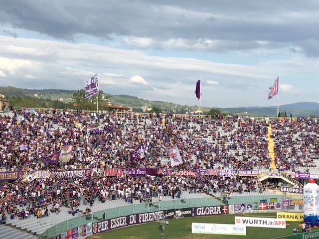 La trasferta dei tifosi del Napoli a Firenze, tra sassi al bus e cori d’odio allo stadio