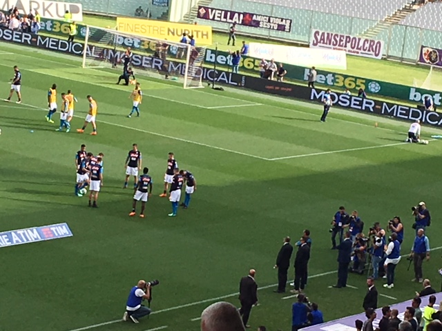 Sarri segue il riscaldamento del Napoli, gli applausi del Franchi di Firenze Sarri segue il riscaldamento del Napoli, gli applausi del Franchi di Firenze