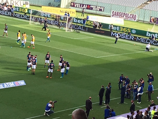 Sarri segue il riscaldamento del Napoli, gli applausi del Franchi di Firenze