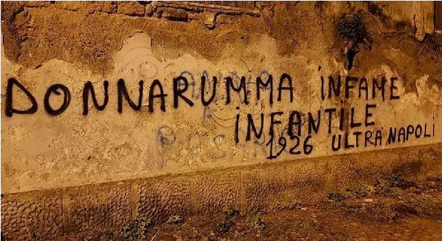 I tifosi del Napoli scrivono sui muri di Castellammare per Donnarumma: «Infame e infantile»