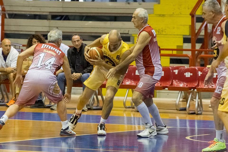 Il torneo Maxi-Basket Over 50, il sogno della palla a spicchi non conosce età