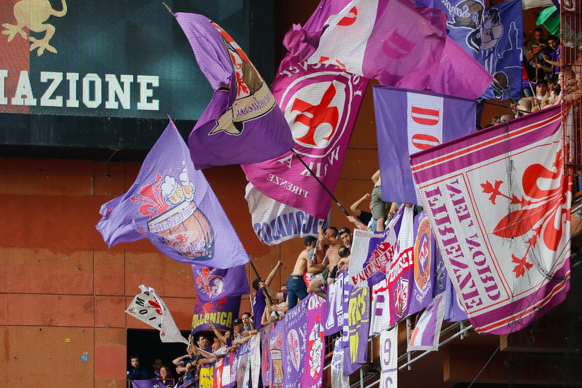 I tifosi della Fiorentina festeggiano il pareggio del Napoli I tifosi della Fiorentina festeggiano il pareggio del Napoli