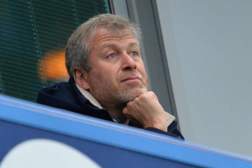 Football London racconta di un Chelsea allo sbando, con Abramovich in esilio