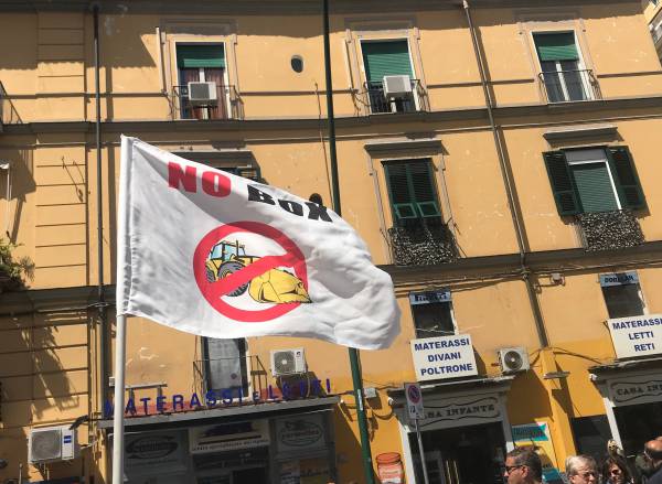 Caos al Vomero, i residenti contro i box in piazza degli Artisti