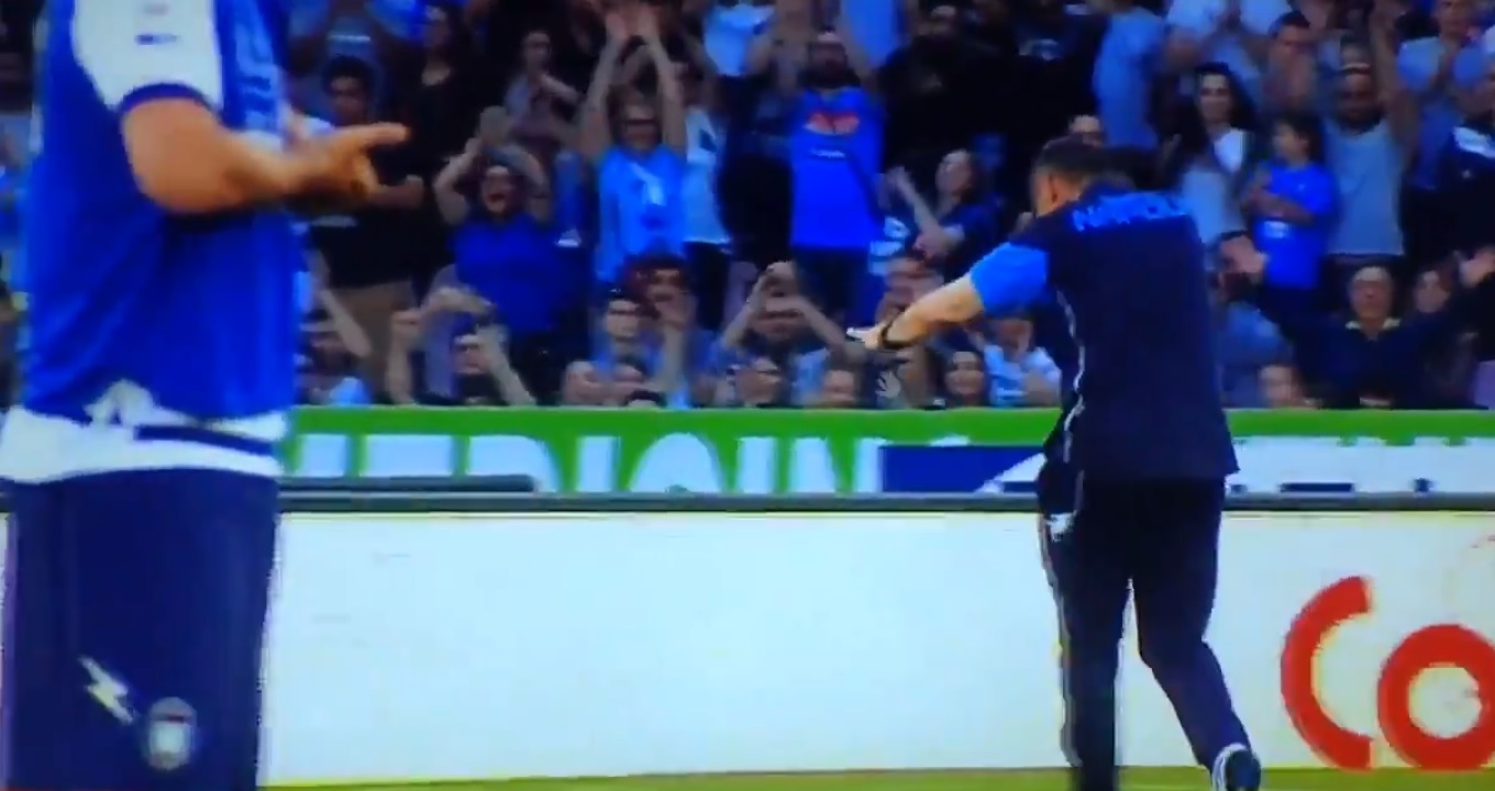 Sarri saluta il San Paolo e si inchina alla Curva B Sarri saluta il San Paolo e si inchina alla Curva B