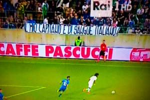 Il terribile striscione contro Balotelli: «Il mio capitano è di sangue italiano» item-thumbnail