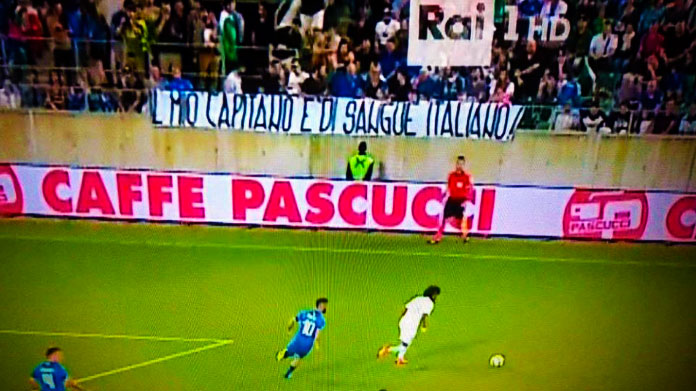 Il terribile striscione contro Balotelli: «Il mio capitano è di sangue italiano» Il terribile striscione contro Balotelli: «Il mio capitano è di sangue italiano»