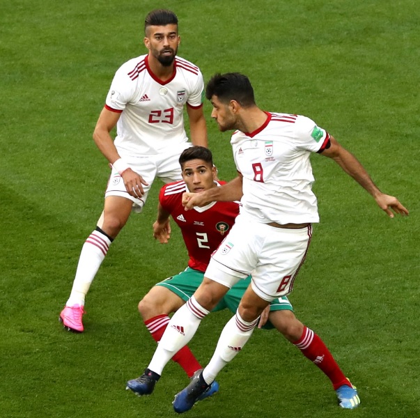 Marocco-Iran è una partita di calcio, e Hakimi (obiettivo del Napoli?) sta giocando a sinistra Marocco-Iran è una partita di calcio, e Hakimi (obiettivo del Napoli?) sta giocando a sinistra