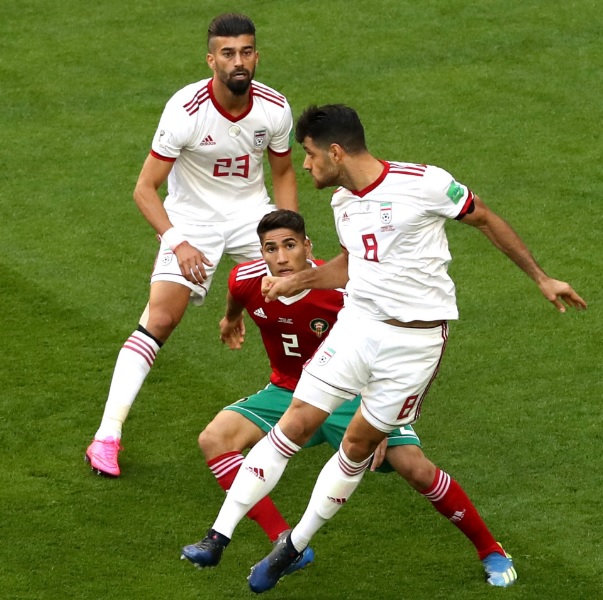 Marocco-Iran è una partita di calcio, e Hakimi (obiettivo del Napoli?) sta giocando a sinistra