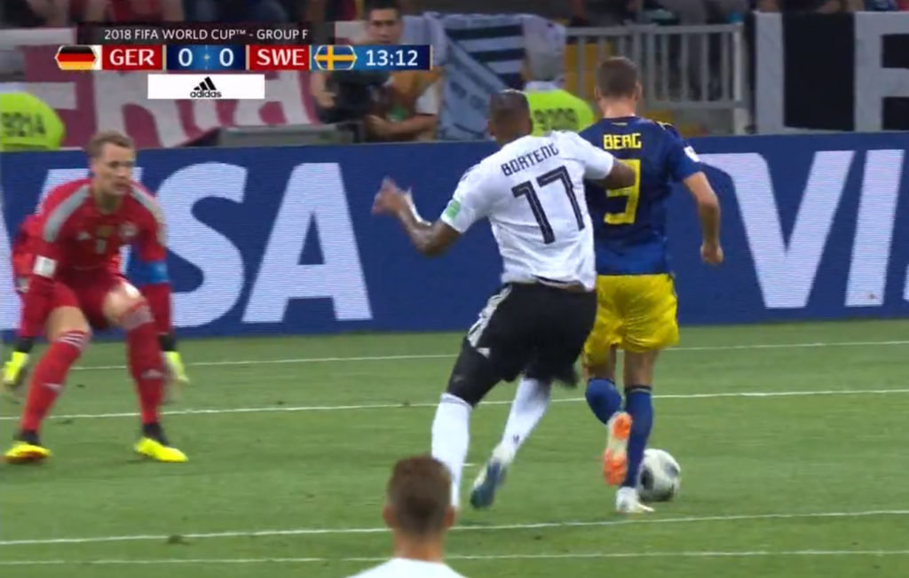 Arbitro e Var sbagliano anche ai Mondiali: il mancato rigore Boateng-Berg Arbitro e Var sbagliano anche ai Mondiali: il mancato rigore Boateng-Berg