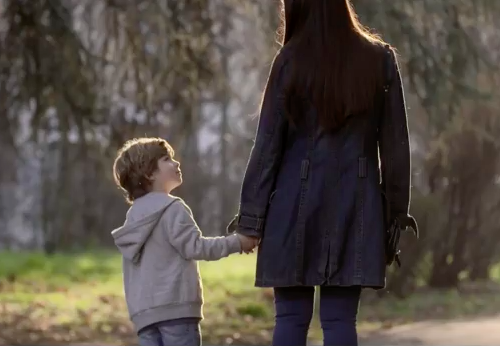 I bambini come i cani: ora il Viminale consente la passeggiatina sotto casa