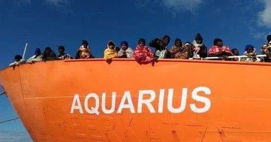 Quei napoletani che difendono la città ma i profughi di Aquarius non lo vogliono Quei napoletani che difendono la città ma i profughi di Aquarius non lo vogliono