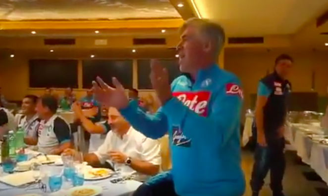 Il karaoke ci svela un Ancelotti old style, come il prof simpatico in gita