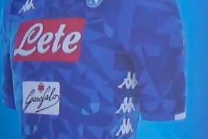 VIDEO – Tutti vogliono la nuova maglia kombat del Napoli item-thumbnail