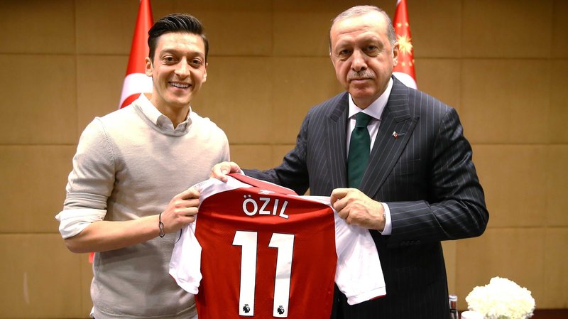 La complessità del caso Özil e la conferma che siamo tutti stranieri