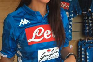 A Napoli sfogatoio social sulla maglia, il resto del mondo elogia la Kombat e la presentazione item-thumbnail