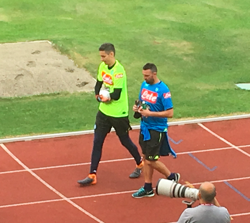 Scontro Meret-Mezzoni, il portiere resta a terra (colpo al braccio). Lascia l’allenamento