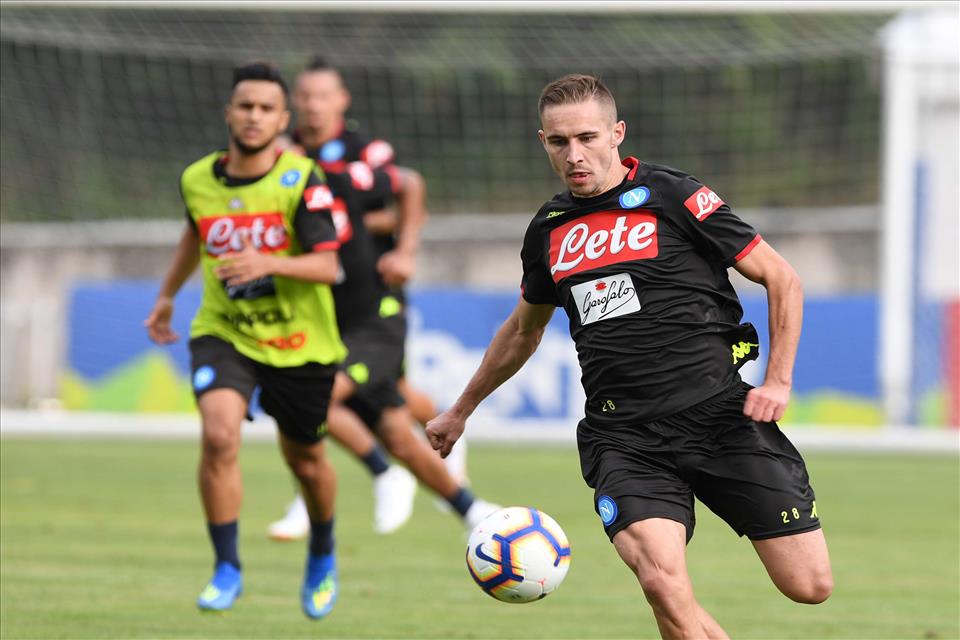 Rog festeggia il compleanno abbattendo Ounas e Hamsik