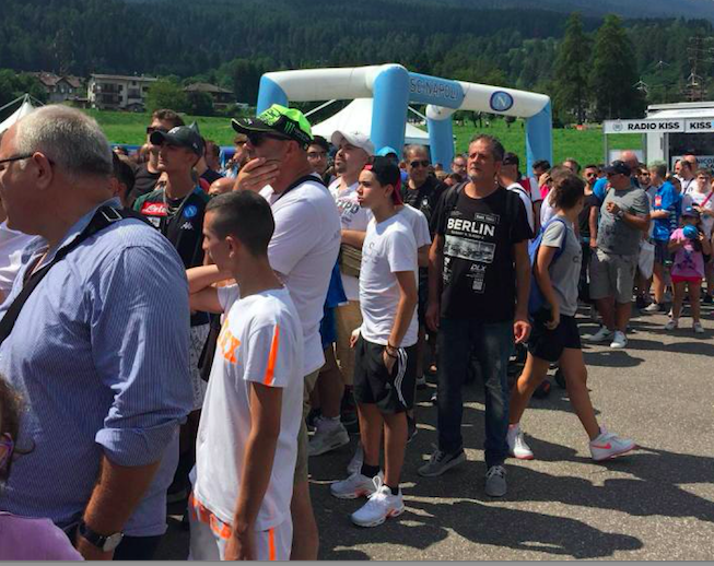 Insigne va via mentre firma le magliette e lascia tanti tifosi in fila Insigne va via mentre firma le magliette e lascia tanti tifosi in fila