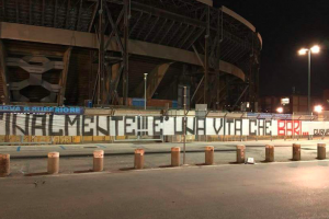 A Napoli striscione della Curva B contro De Laurentiis: «Finalmente, è una vita che Bari» item-thumbnail