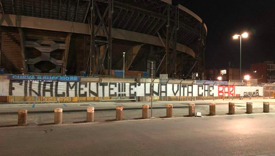 A Napoli striscione della Curva B contro De Laurentiis: «Finalmente, è una vita che Bari»