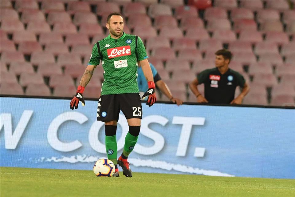 Il Napoli vince anche nelle sere meno felici: 2-0 al Sassuolo grazie a Ospina e Insigne