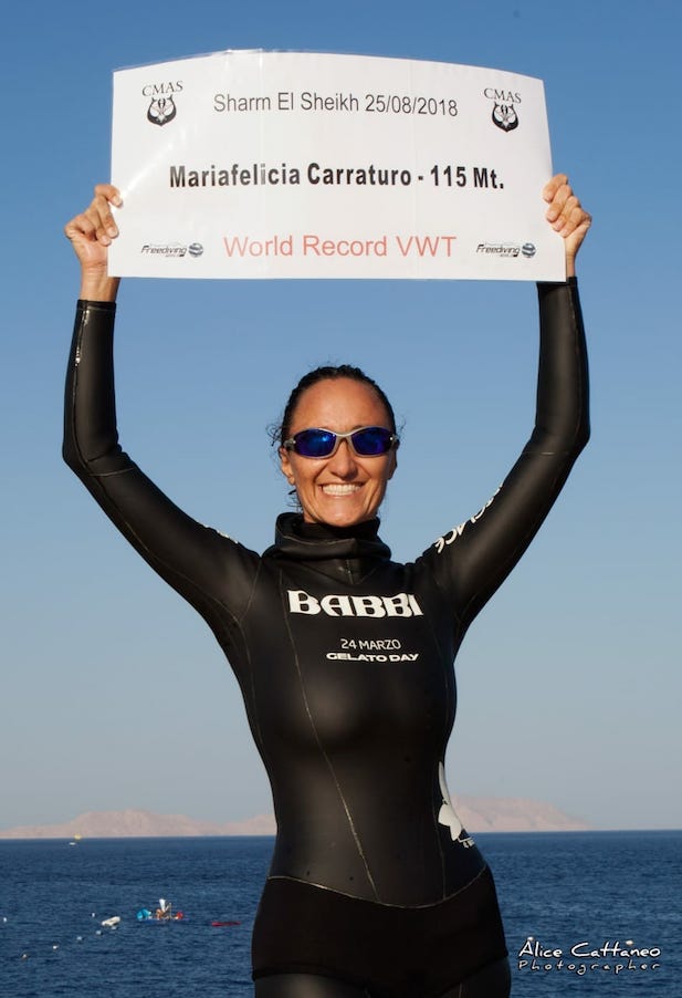 Mariafelicia Carraturo, record mondiale in apnea a 48 anni: «Siamo schiacciati dalle convenzioni sociali» Mariafelicia Carraturo, record mondiale in apnea a 48 anni: «Siamo schiacciati dalle convenzioni sociali»