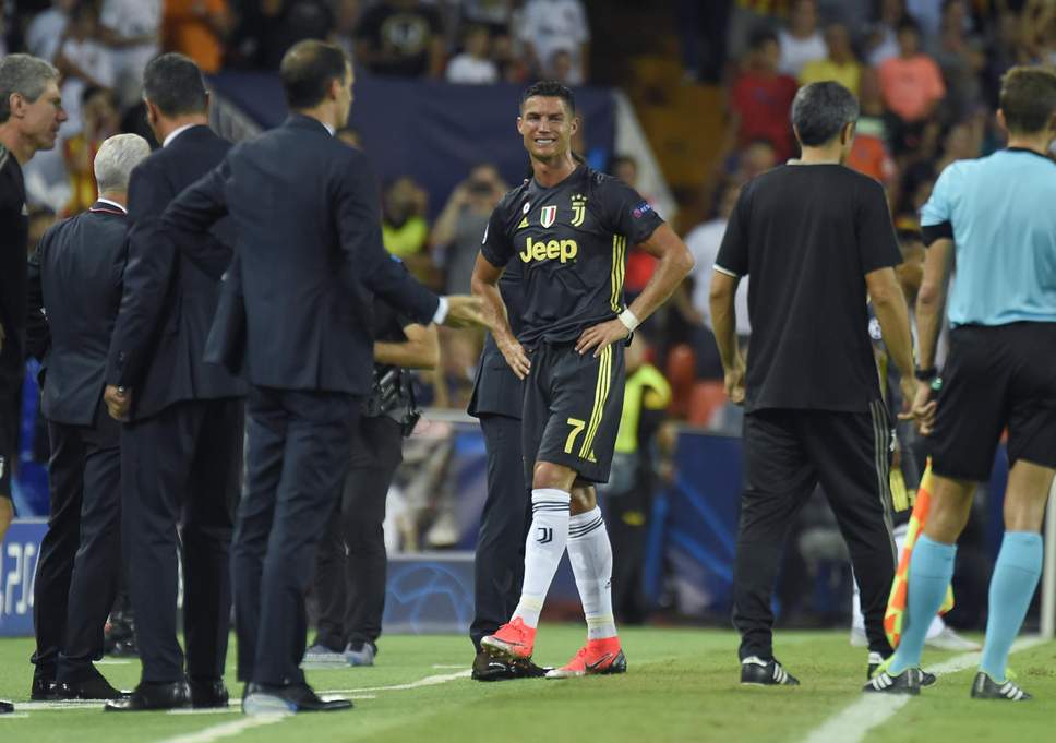 Dopo il rosso a Ronaldo, la Juventus e i media chiedono il Var in Champions Dopo il rosso a Ronaldo, la Juventus e i media chiedono il Var in Champions