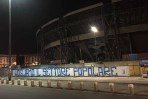 Al San Paolo lo striscione di protesta contro il caro biglietti di De Laurentiis item-thumbnail